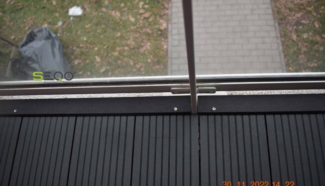 Grafitowy balkon z kompozytów drewna - Realizacja 305