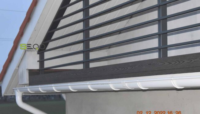 Grafitowy balkon z kompozytów drewna - Realizacja 305