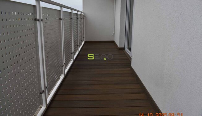 Metamorfoza balkonu: Naturalny wygląd dębu bez konserwacji. Realizacja 442