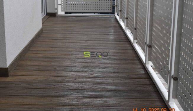 Metamorfoza balkonu: Naturalny wygląd dębu bez konserwacji. Realizacja 442