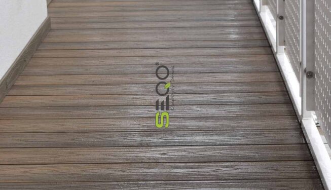 Metamorfoza balkonu: Naturalny wygląd dębu bez konserwacji. Realizacja 442