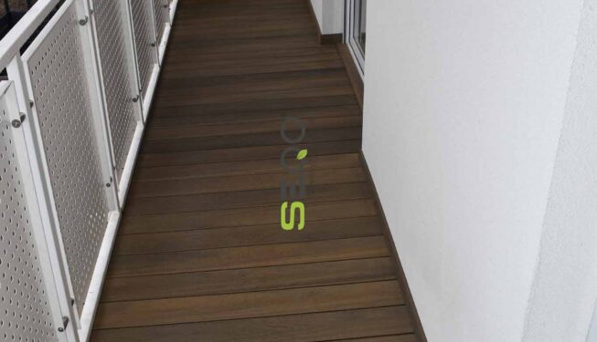 Metamorfoza balkonu: Naturalny wygląd dębu bez konserwacji. Realizacja 442