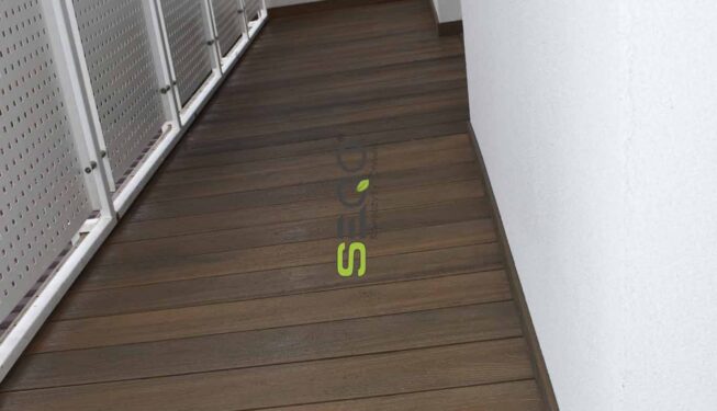 Metamorfoza balkonu: Naturalny wygląd dębu bez konserwacji. Realizacja 442