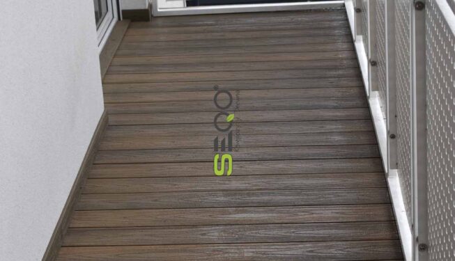 Metamorfoza balkonu: Naturalny wygląd dębu bez konserwacji. Realizacja 442