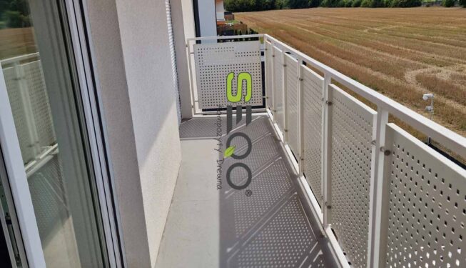 Metamorfoza balkonu: Naturalny wygląd dębu bez konserwacji. Realizacja 442