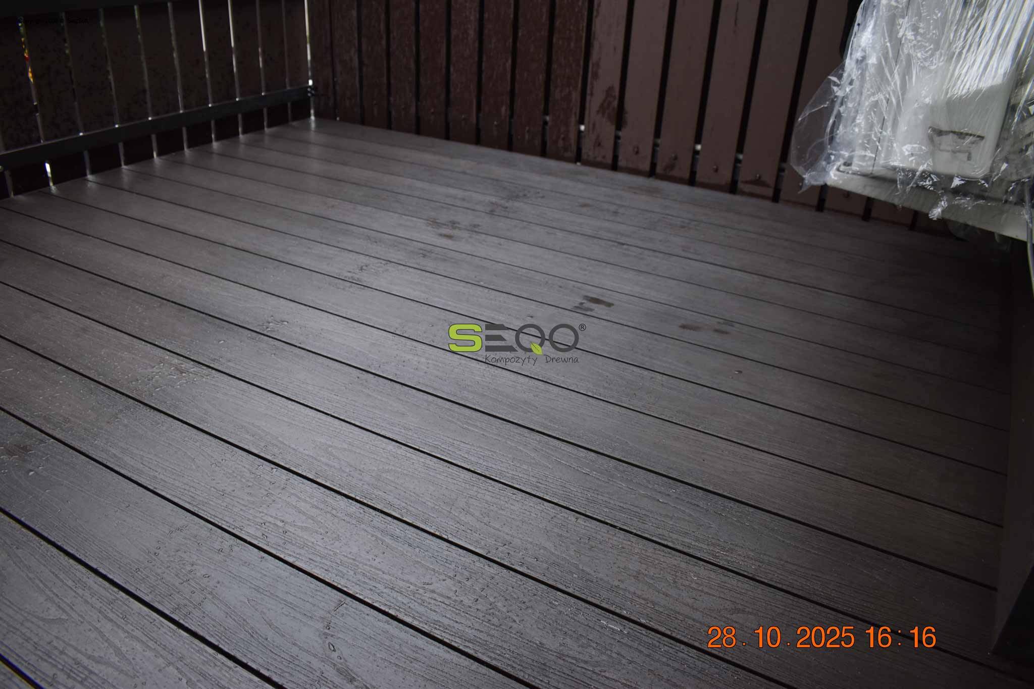 Czekoladowy balkon z deskami SEQO - Realizacja 448